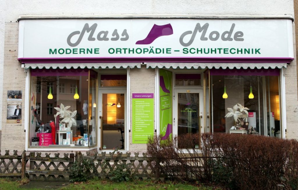 Das Ladengeschäft von Mass-Schuh-Mode am Südwestkorso 63 mit dem Logo über dem Schaufenster